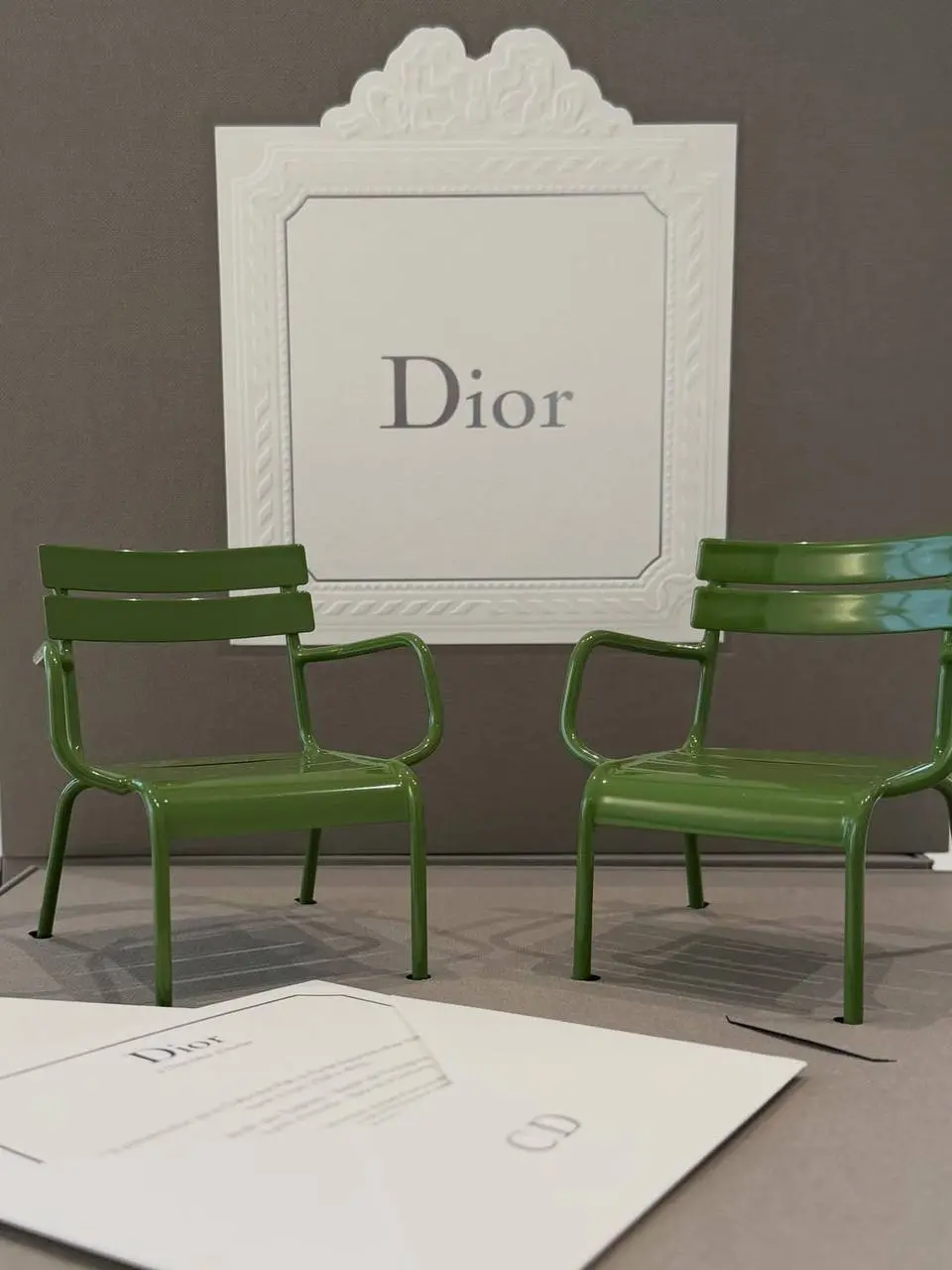 Как же круто Dior подошли к оформлению приглашения на недавний показ в Париже.
Для приглашённых гостей сделали культовые миниатюрные зелёные стулья из Люксембургского сада | Сетка — социальная сеть от hh.ru
