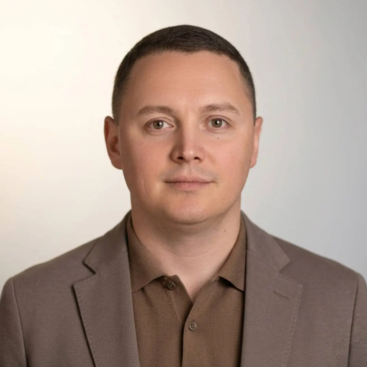 Денис Пoлуянoв