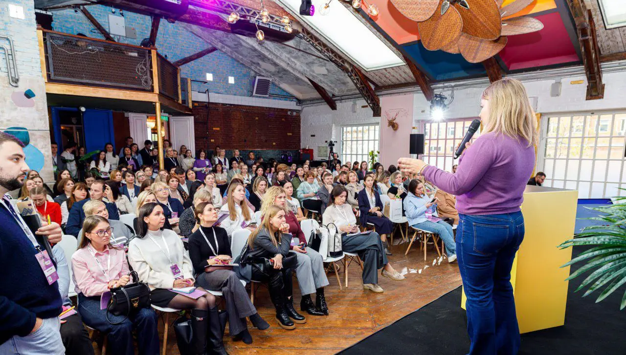 "Людей нет!" — главная мантра рекрутеров в 2026 году. 🤯
Вы размещаете вакансию, но откликов ноль. Или приходят те, кого страшно показывать заказчику | Сетка — социальная сеть от hh.ru