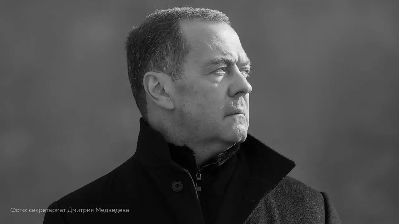 👐 Дмитрий Медведев: в нерегулируемом развитии ИИ есть «предчувствие Апокалипсиса»
Искусственный интеллект — одна из пяти ключевых технологий, которые изменят будущее человечества | Сетка — социальная сеть от hh.ru
