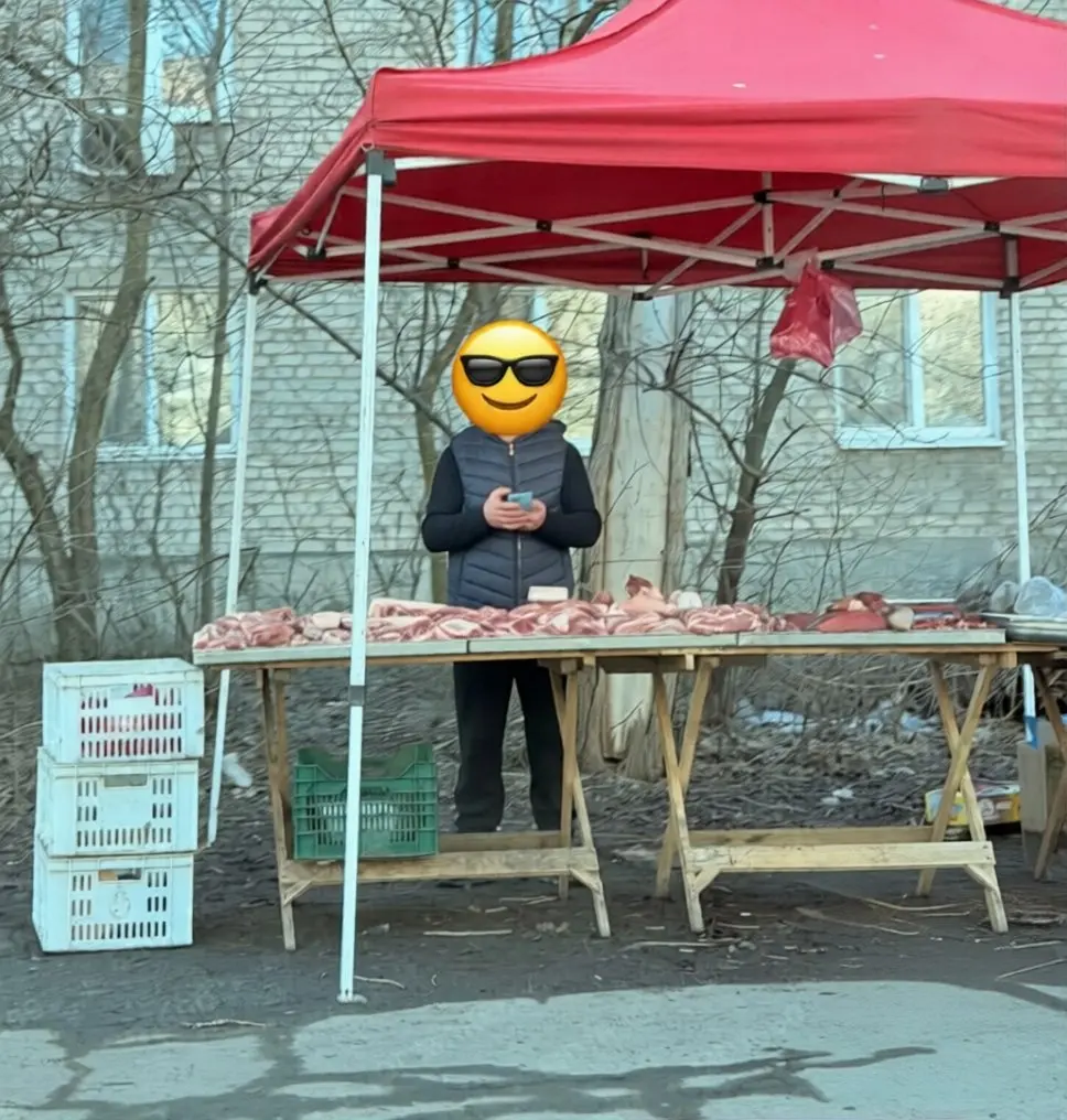 Торгуют мясом прямо у дороги на территории 5той больницы в Макеевке.
Выглядит стерильненько, соответствует всем санитарным нормам. | Сетка — социальная сеть от hh.ru