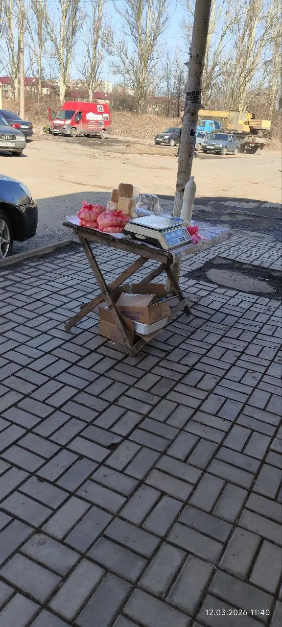Так же торгуют мясом возле больницы на Восточном в Макеевке. | Сетка — социальная сеть от hh.ru