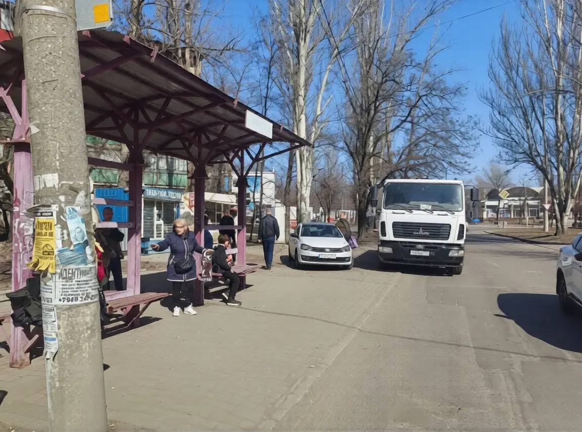 На ул. Раздольной водитель водовоза припарковался прямо на остановке, перегородив путь общественному транспорту | Сетка — социальная сеть от hh.ru