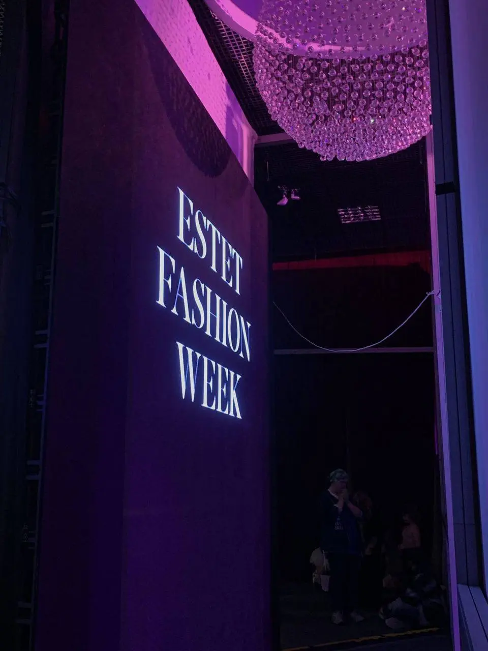 👗В «Манеже» стартует Московская неделя моды
с 14 по 19 марта
В программе: огромный маркет с возможностью примерить и купить новинки, лекции, фестиваль короткого метра World Fashion Shorts | Сетка — социальная сеть от hh.ru