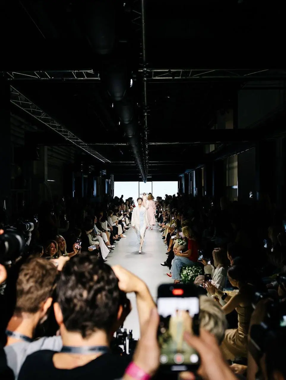 👗В «Манеже» стартует Московская неделя моды
с 14 по 19 марта
В программе: огромный маркет с возможностью примерить и купить новинки, лекции, фестиваль короткого метра World Fashion Shorts | Сетка — социальная сеть от hh.ru