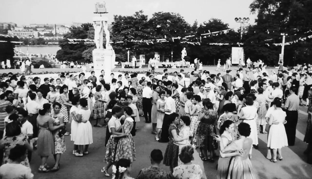 Донецк. Парк Щербакова. Праздники середины 60-х годов.
День молодежи.
День строителя.
День металлурга. | Сетка — социальная сеть от hh.ru