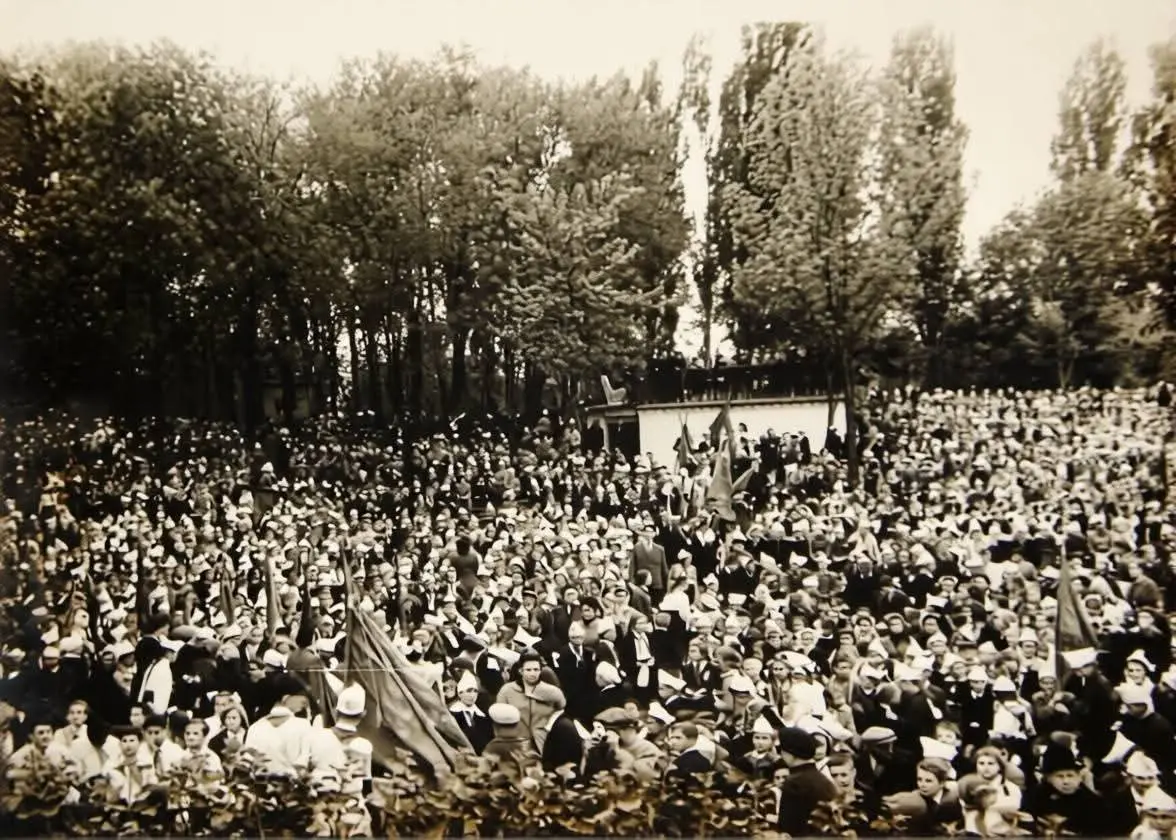 Донецк. Парк Щербакова. Праздники середины 60-х годов.
День молодежи.
День строителя.
День металлурга. | Сетка — социальная сеть от hh.ru