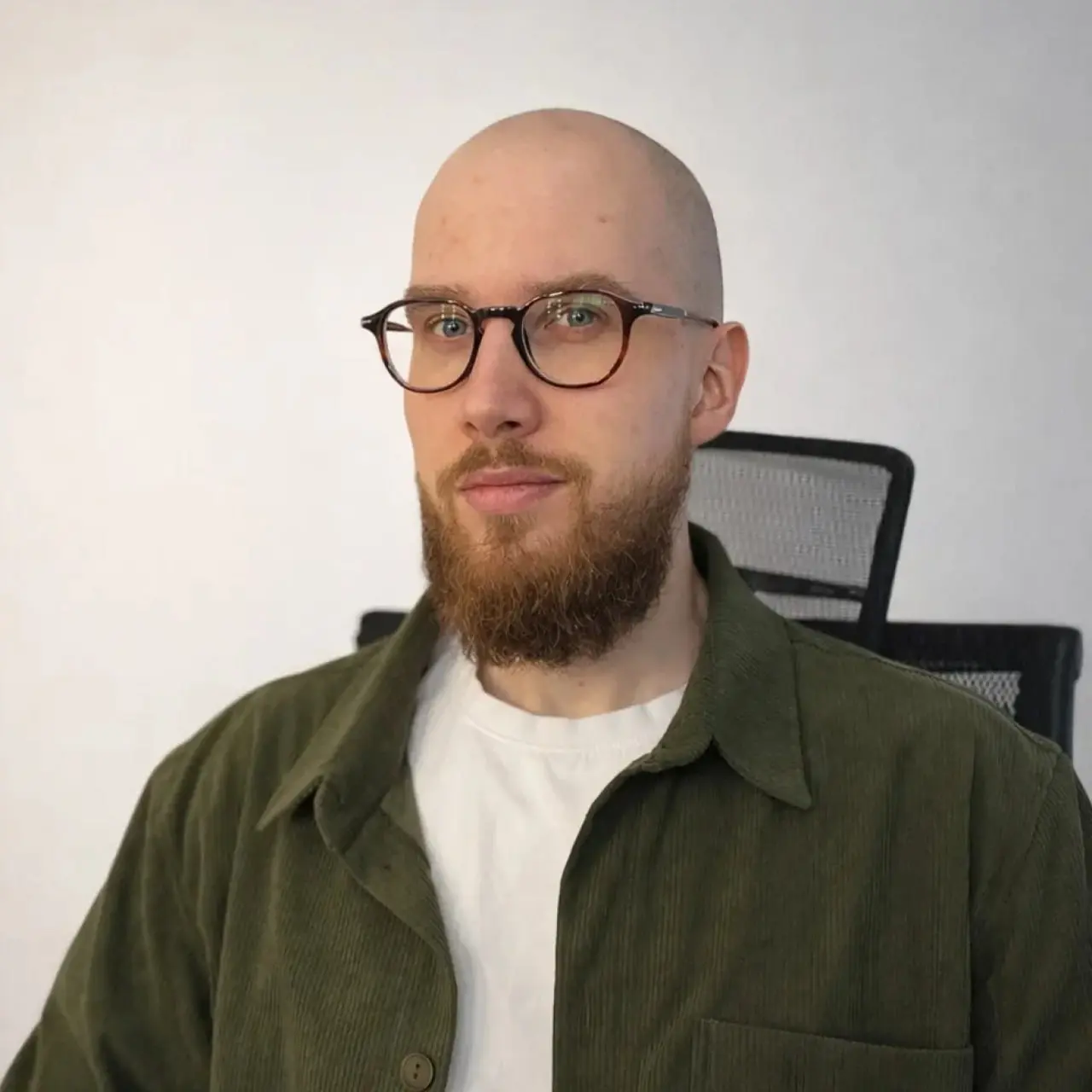 Решил, что дальше этот паблик будет про личный бренд. Хотя, если честно, слово это мне до сих пор не очень нравится.
Встречайте меня - я Дима Смирнов, IT-предприниматель и создатель vysota | Сетка — социальная сеть от hh.ru