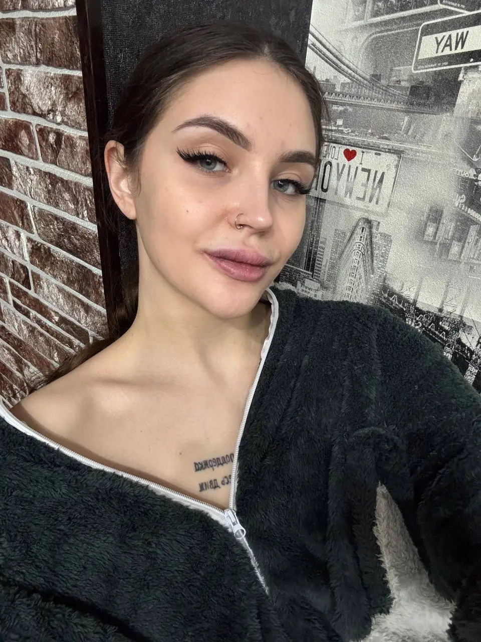 Ну что ж, сегодня бьюти рубрика, так что продолжаем🫱🏻‍🫲🏽🫱🏻‍🫲🏽
Обстановка на фронте моих губ примерно ТАКАЯ🫠🥴🥲
ДЕВОЧКИ, реальный совет-делайте губы сразу красиво и у супер проверенных косметологов, что... | Сетка — социальная сеть от hh.ru