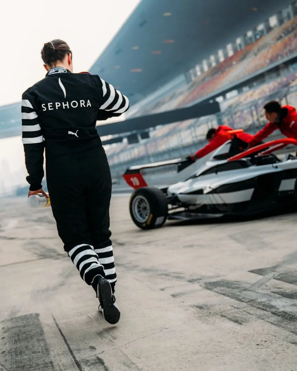 Спортивно-автомобильный бренд-дайджест сегодня:
Sephora
В рамках коллаборации с F1 ACADEMY бренд спонсирует испанскую гонщицу Наталию Гранаду, возводит свои бьюти-бары в ходе мероприятий и станет важн... | Сетка — социальная сеть от hh.ru