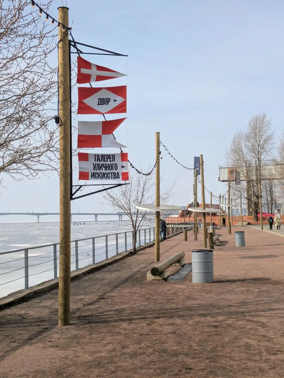 🪵 Просто, функционально, уместно
Набережную собрали из того, что нашли в порту, но согласитесь - антивандальнее ничего не придумать, особенно при сильной нагрузке людьми летом | Сетка — социальная сеть от hh.ru