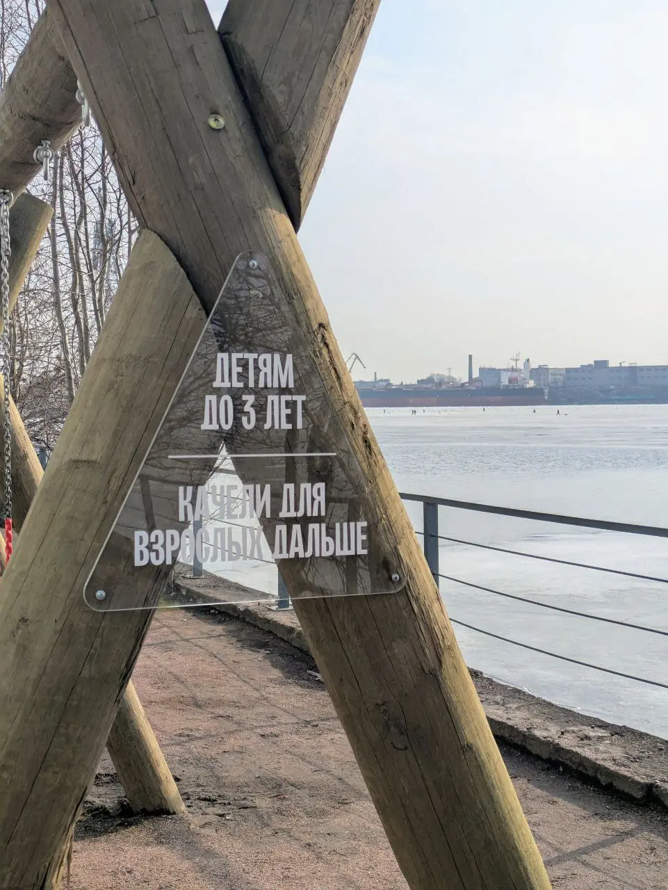 🪵 Просто, функционально, уместно
Набережную собрали из того, что нашли в порту, но согласитесь - антивандальнее ничего не придумать, особенно при сильной нагрузке людьми летом | Сетка — социальная сеть от hh.ru