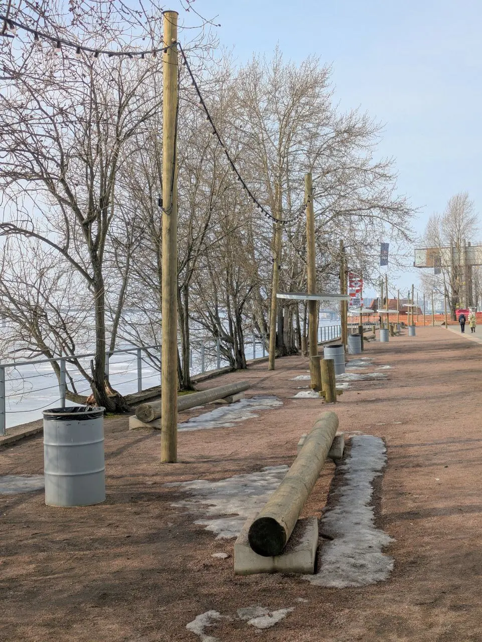 🪵 Просто, функционально, уместно
Набережную собрали из того, что нашли в порту, но согласитесь - антивандальнее ничего не придумать, особенно при сильной нагрузке людьми летом | Сетка — социальная сеть от hh.ru