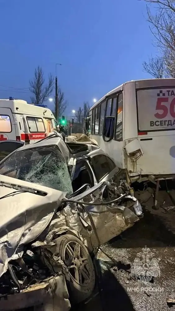 Вечером в Киевском районе Донецка, водитель легкового автомобиля не справился с управлением и столкнулся с маршрутным автобусом, стоявшим на обочине без пассажиров | Сетка — социальная сеть от hh.ru