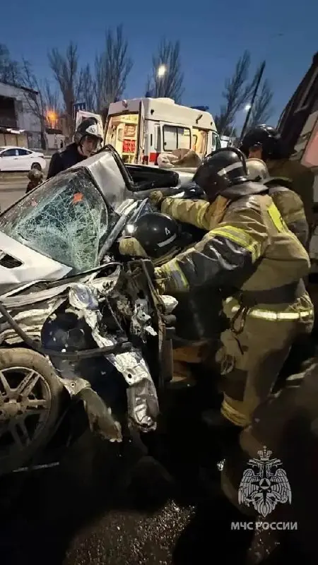 Вечером в Киевском районе Донецка, водитель легкового автомобиля не справился с управлением и столкнулся с маршрутным автобусом, стоявшим на обочине без пассажиров | Сетка — социальная сеть от hh.ru
