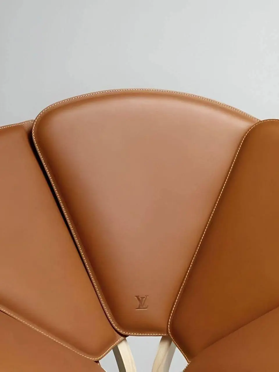 Objets Nomades от Louis Vuitton
#дизайнобл пятница эстетсткая
Яэль Мер и Шай Алкалай из Raw Edges давно интересуются объектами, которые могут менять форму: увеличиваться, сжиматься, появляться и исчез... | Сетка — социальная сеть от hh.ru