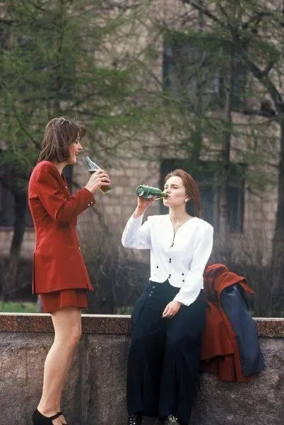 Две девушки в отличном настроении пьют пиво. Москва, 1996 год. | Сетка — социальная сеть от hh.ru