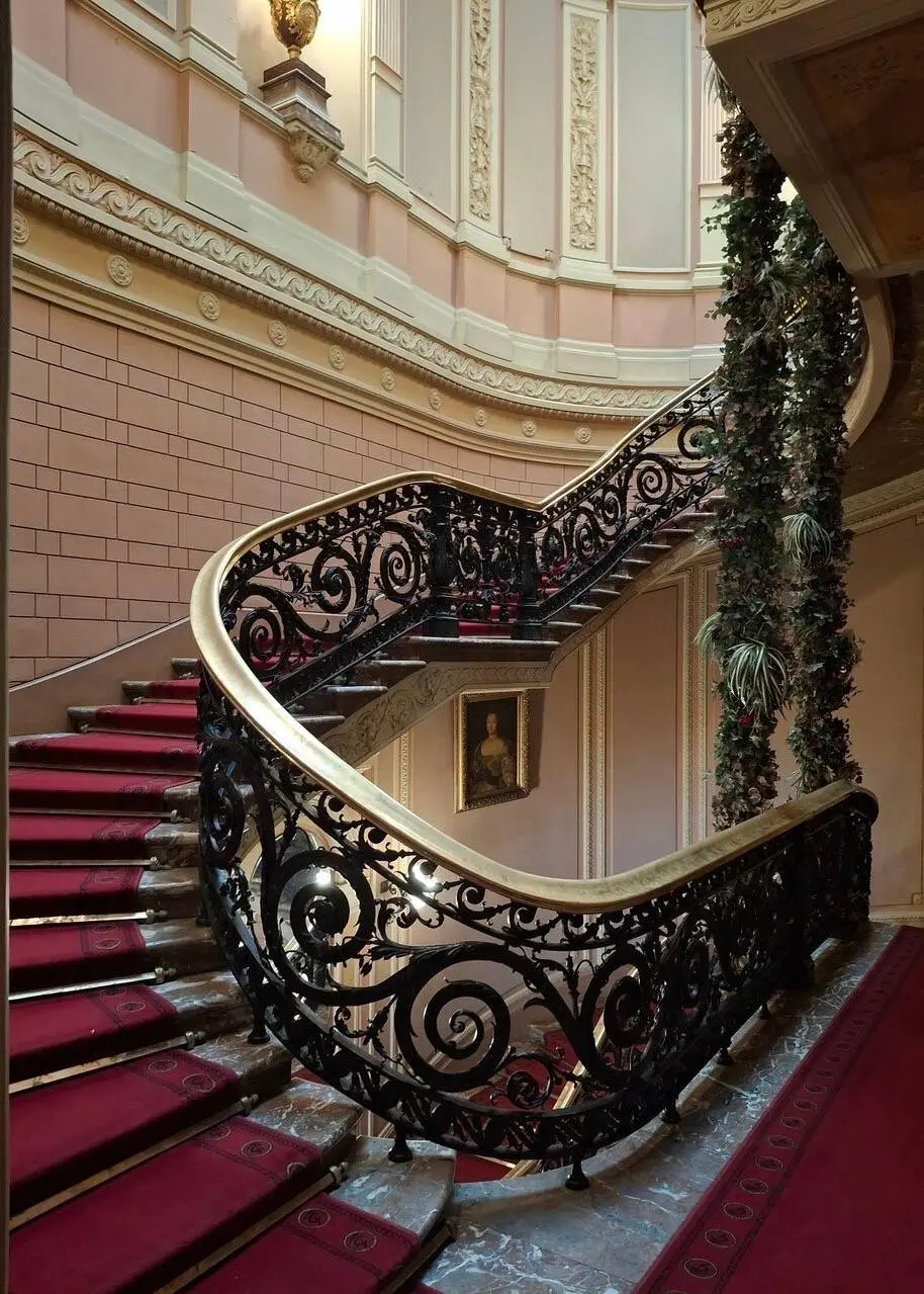 5 самых красивых особняков Петербурга! 😍✨
🏰 Особняк Елисеевых
Будуарная роскошь, лепнина, вензеля и атмосфера настоящего дворца, построенного для тех самых купцов, что подарили нам знаменитый магазин ... | Сетка — социальная сеть от hh.ru