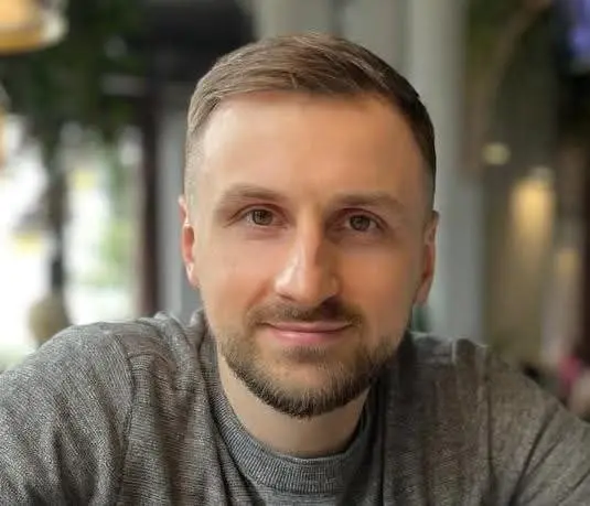 Сытость, которая мешает зарабатывать больше
У меня (рассказывает Александр Овсянников) был статус SEO-спеца у регистратора доменов Regru, и недавно они мне его обнулили | Сетка — социальная сеть от hh.ru