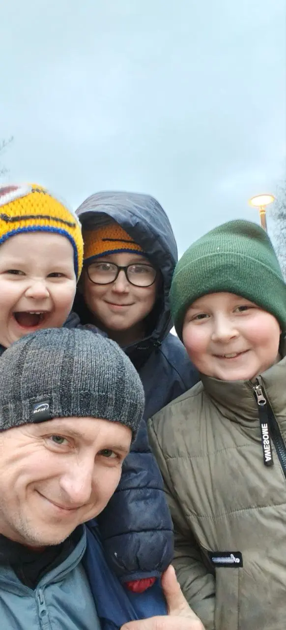 #Личное | Кто я
Не про менеджмент. Не про управление. Не про мотивацию.
Я тот, кто есть - здесь и сейчас.
Знакомьтесь: моя любимая жена Анюта, которая подарила мне трёх сыновей - Михаила, Павла и Илью | Сетка — социальная сеть от hh.ru