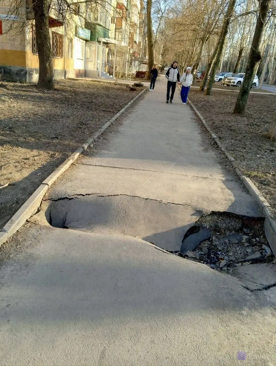 Провалился асфальт на тротуаре на бульваре Шахтостроителей | Сетка — социальная сеть от hh.ru