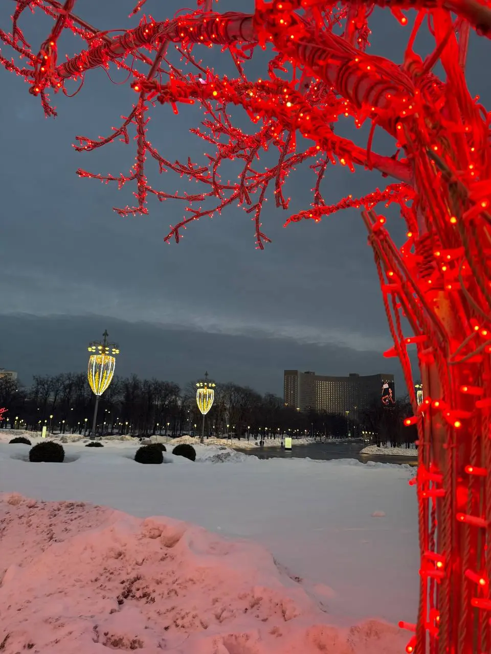 ИИ-иллюзии и Теория ограничений: почему нейросети не спасут вас от хаоса?
Типичная ситуация для руководителя или ИТ-архитектора: бизнесу нужно ускорение, и вы поручаете ИИ-агентам собрать аналитику, н... | Сетка — социальная сеть от hh.ru