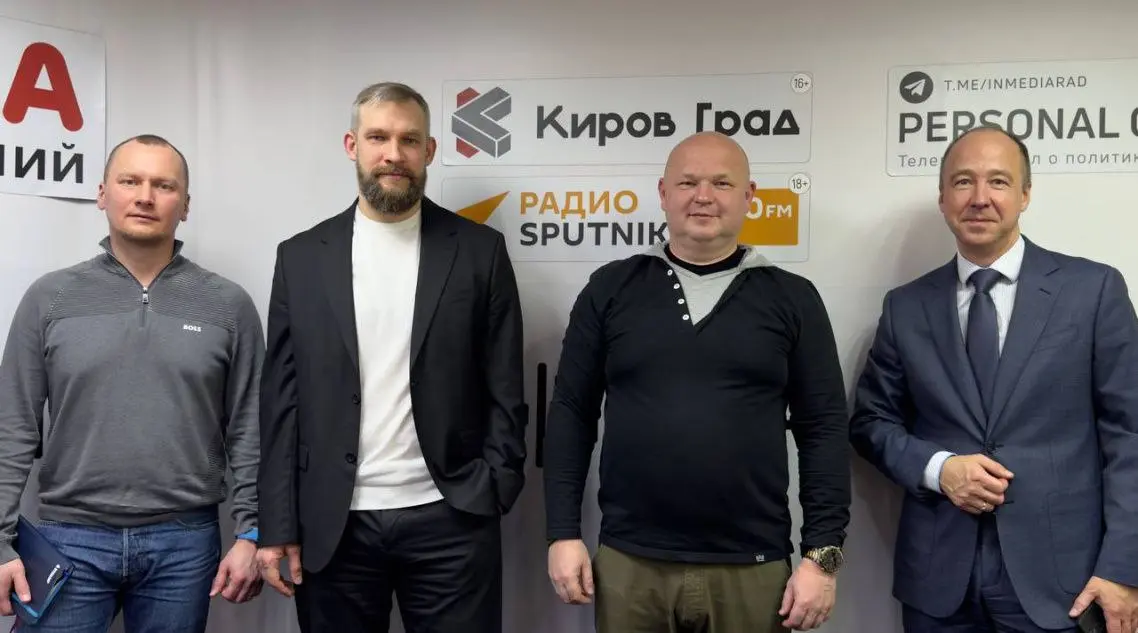 #беседкахохрякова
Весна на Вятку стучаться не стала. Ворвалась решительно и активно начала наводить свои порядки.
До +14 и солнце обещают сегодня. Аномально для второй декады марта | Сетка — социальная сеть от hh.ru