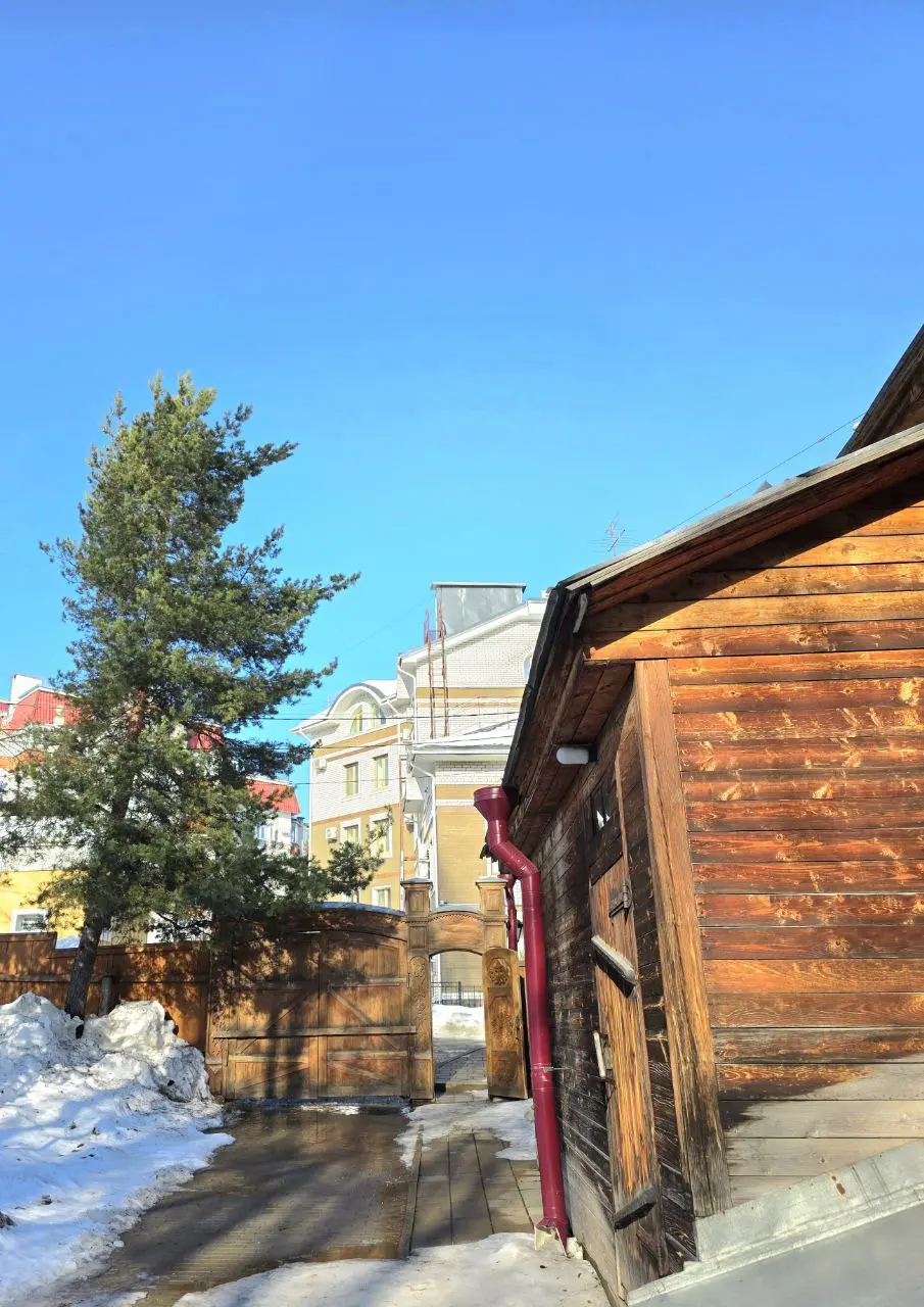 #беседкахохрякова
Весна на Вятку стучаться не стала. Ворвалась решительно и активно начала наводить свои порядки.
До +14 и солнце обещают сегодня. Аномально для второй декады марта | Сетка — социальная сеть от hh.ru