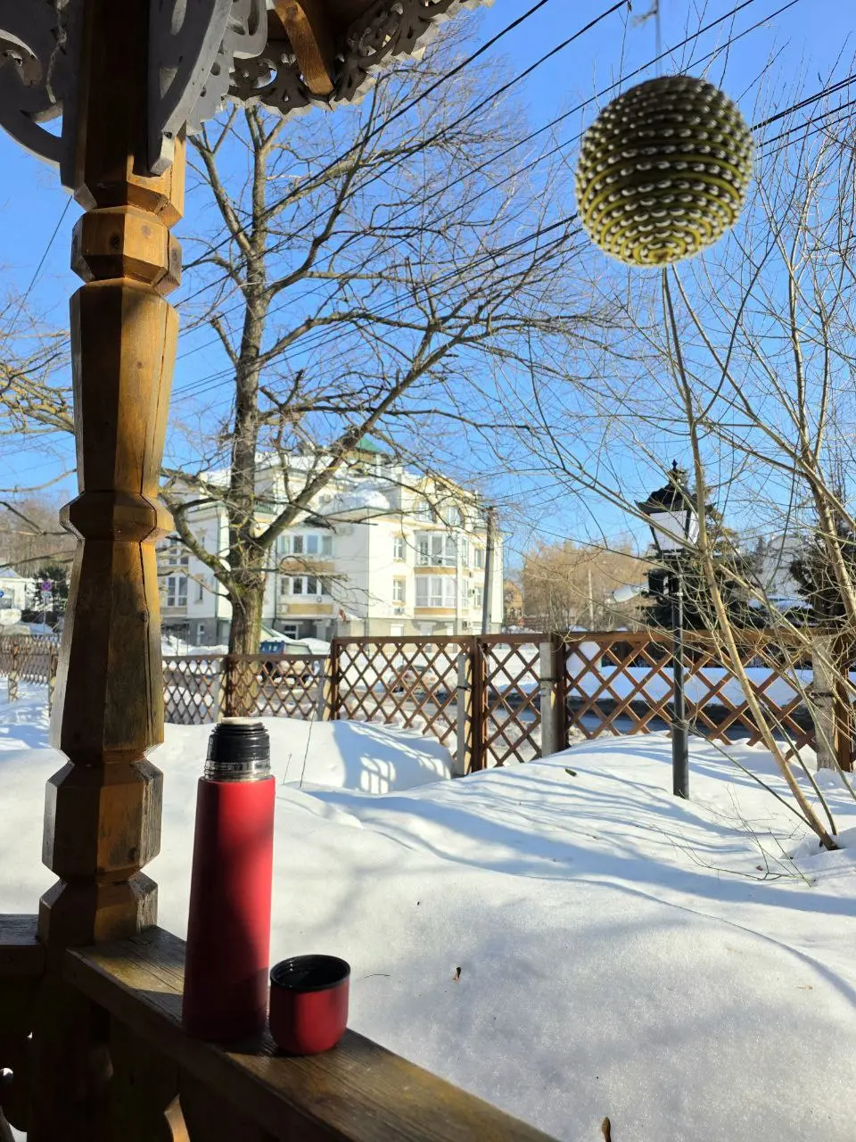 #беседкахохрякова
Весна на Вятку стучаться не стала. Ворвалась решительно и активно начала наводить свои порядки.
До +14 и солнце обещают сегодня. Аномально для второй декады марта | Сетка — социальная сеть от hh.ru