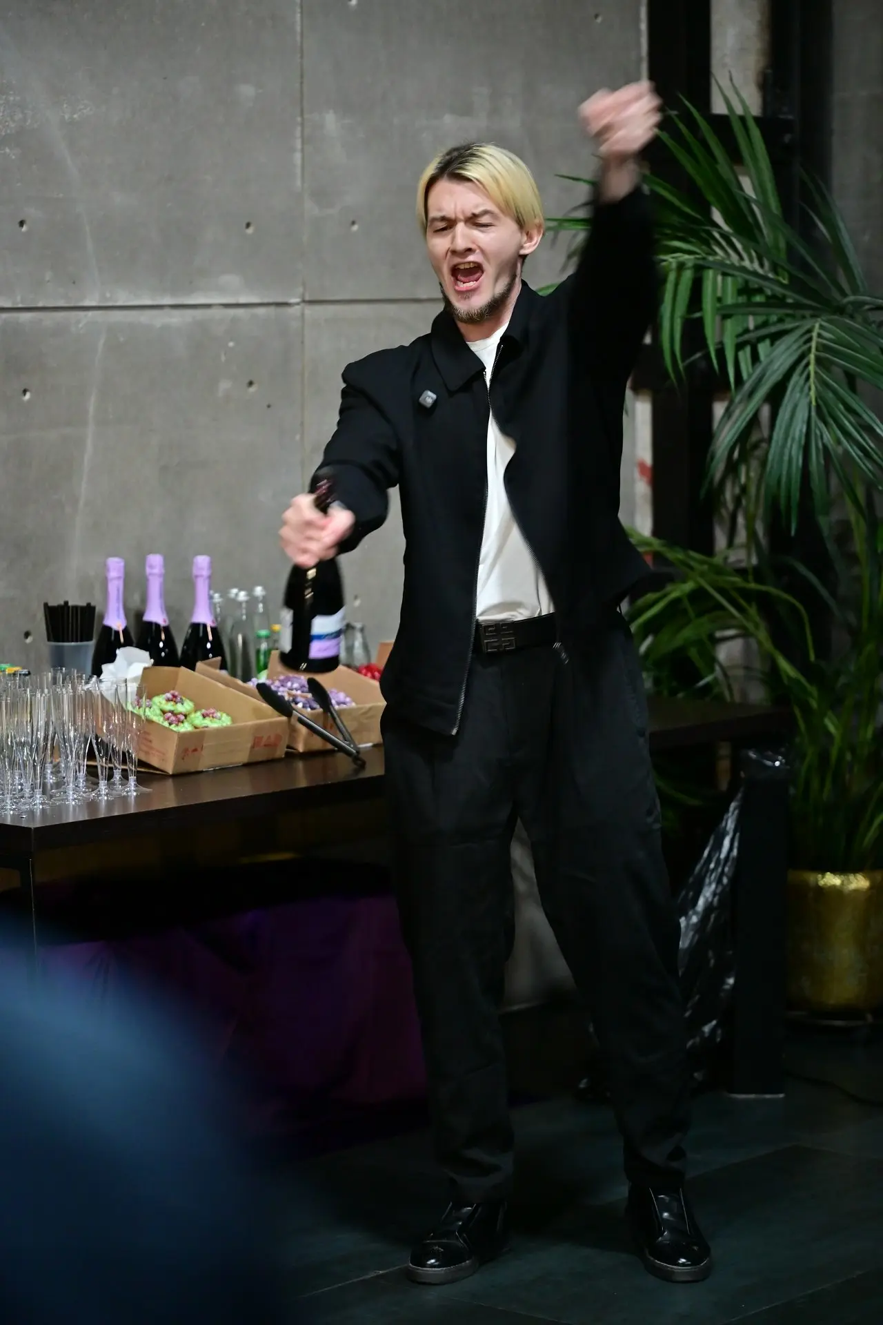 Только так и можно было открыть #ВКУЛЬТ! Готовый заряжать творческой энергией Арман Райн в объективе Вячеслава Кобзева! Напоминаем, наши арт-мероприятия носят безалкогольный формат)
Спасибо всем, кто ... | Сетка — социальная сеть от hh.ru