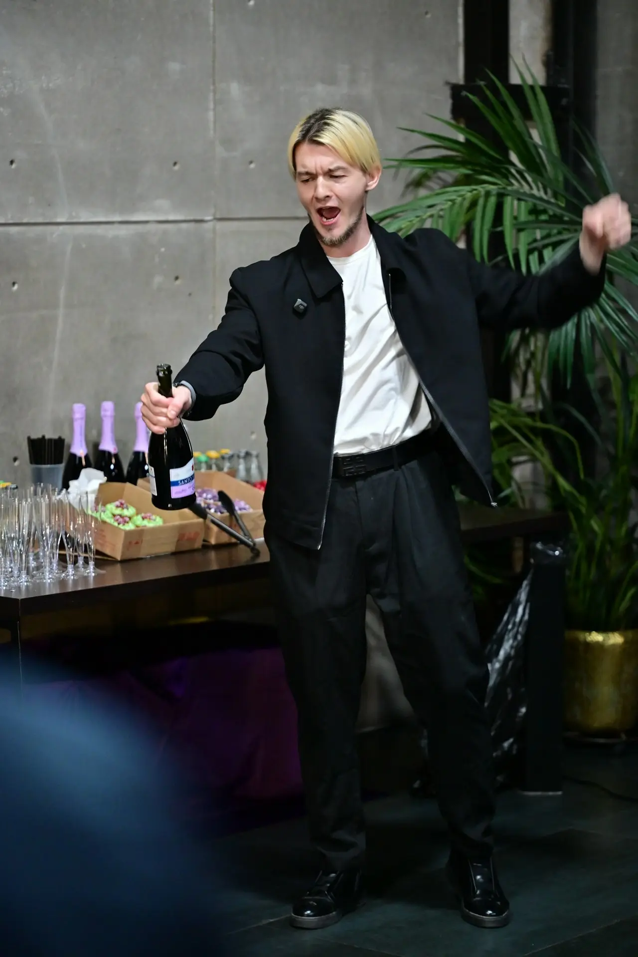 Только так и можно было открыть #ВКУЛЬТ! Готовый заряжать творческой энергией Арман Райн в объективе Вячеслава Кобзева! Напоминаем, наши арт-мероприятия носят безалкогольный формат)
Спасибо всем, кто ... | Сетка — социальная сеть от hh.ru