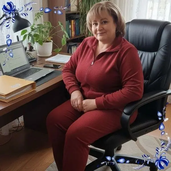 ВЫХОДНЫЕ? НЕТ, НЕ СЛЫШАЛИ: О РИТМЕ И ОТВЕТСТВЕННОСТИ 📑✨
🍂 Иногда суббот выглядит так. Подготовка договоров на понедельник, проверка документов, согласование деталей. Потому что в понедельник сделка | Сетка — социальная сеть от hh.ru