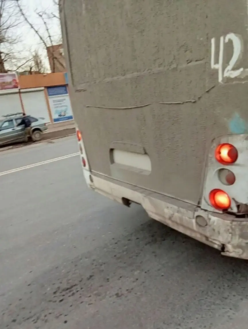 На днях этот автобус ехал с Ямы на Петровку. Ужасная грязь, что с наружи, что внутри. Салон засыпан слоем земли и когда автобус едет, пыль поднимается в салоне | Сетка — социальная сеть от hh.ru