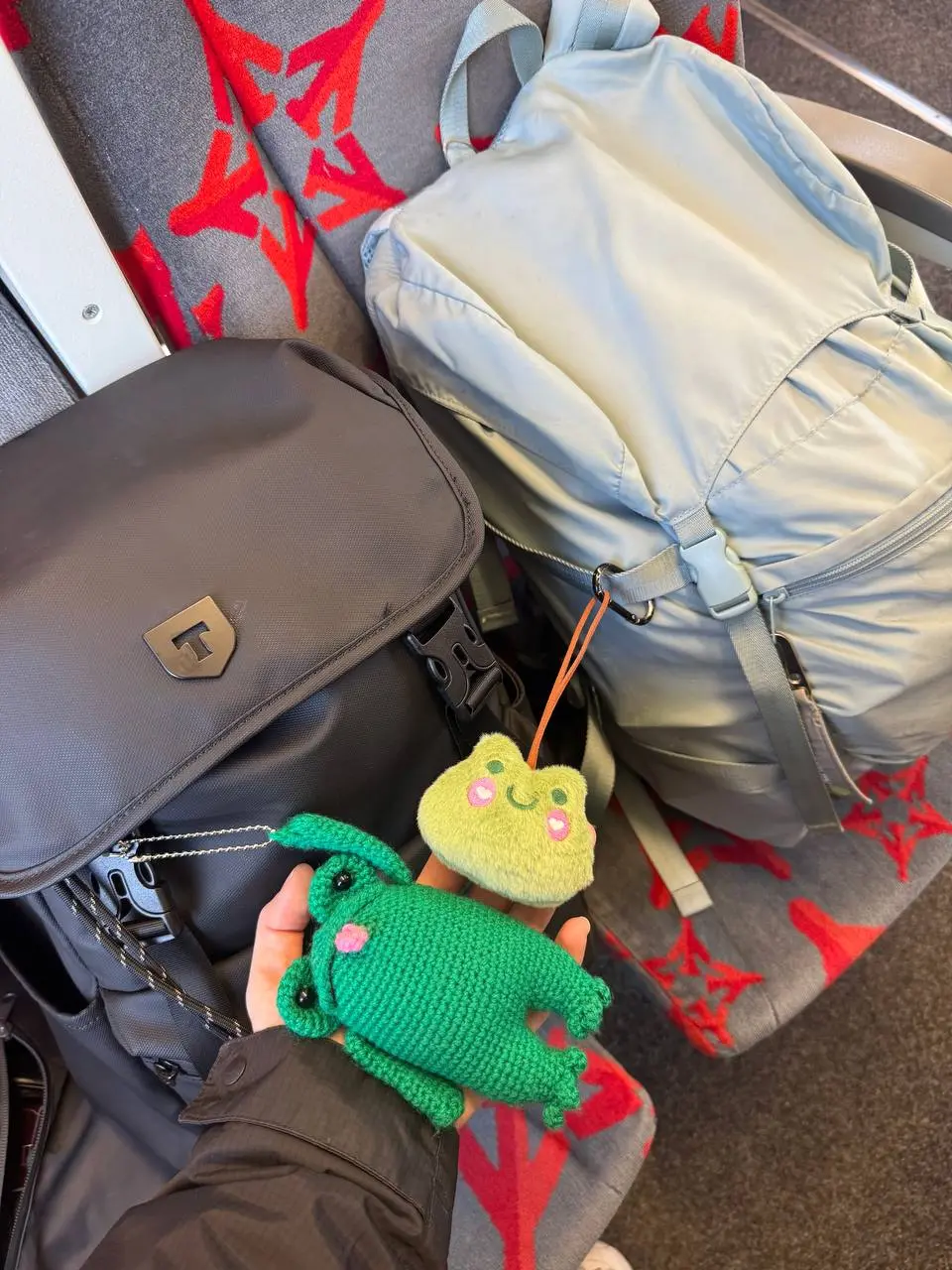 Семья Лягушенко двинула куда-то 👙
Fun fact: обе эти лягушки - подарок и мы их не покупали
👨‍💻Продакт поехал #travel #personal
В этом посте были ссылки, но мы их удалили по правилам Сетки | Сетка — социальная сеть от hh.ru