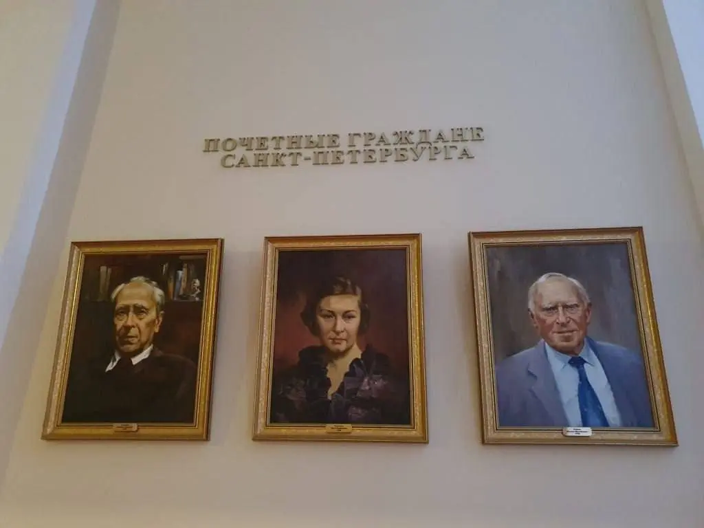 Портреты почётных жителей Петербурга заменили в Мариинском дворце. Теперь вместо блокадницы Берггольц и академика Лихачёва там висят Путин, Матвиенко и патриарх Кирилл. | Сетка — социальная сеть от hh.ru