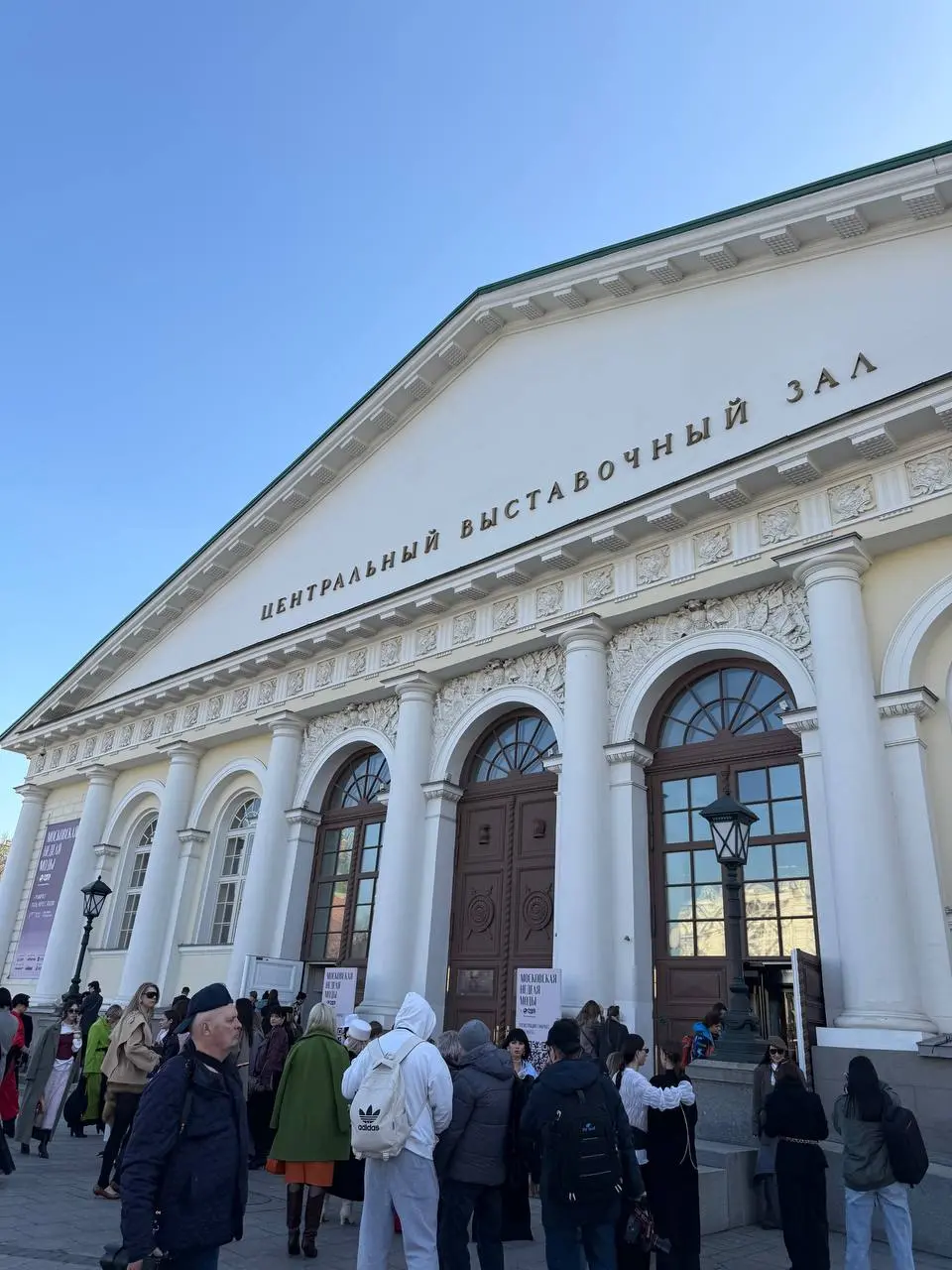 Знаете ли вы, что в манеже открылась Московская Неделя Моды?
А вот да.
Была приглашена на индустриальный показ - очень крутой HR брендинг и промоушен профессий | Сетка — социальная сеть от hh.ru