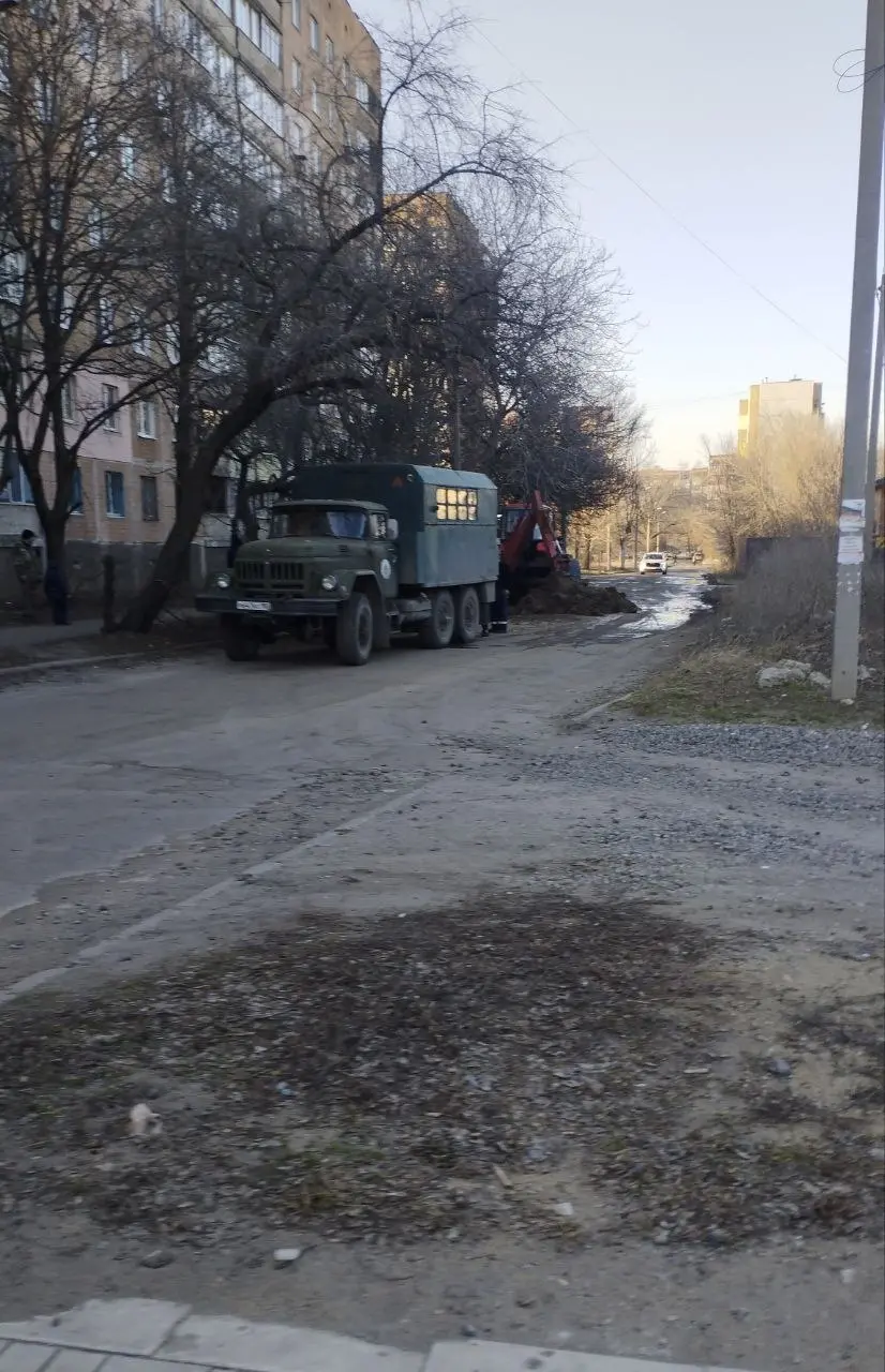 Петровский район,на месте порыва:
Вчера только закопали, сегодня откапывают 🤭 | Сетка — социальная сеть от hh.ru