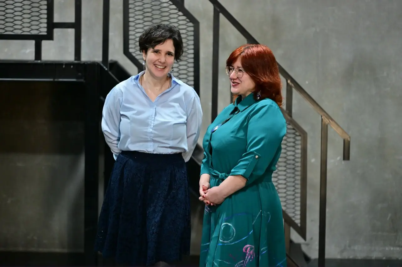 Блогер Мария Иншакова пришла на #ВКУЛЬТ с подругой-художником, которая была одета в платье с принтом собственного авторства | Сетка — социальная сеть от hh.ru