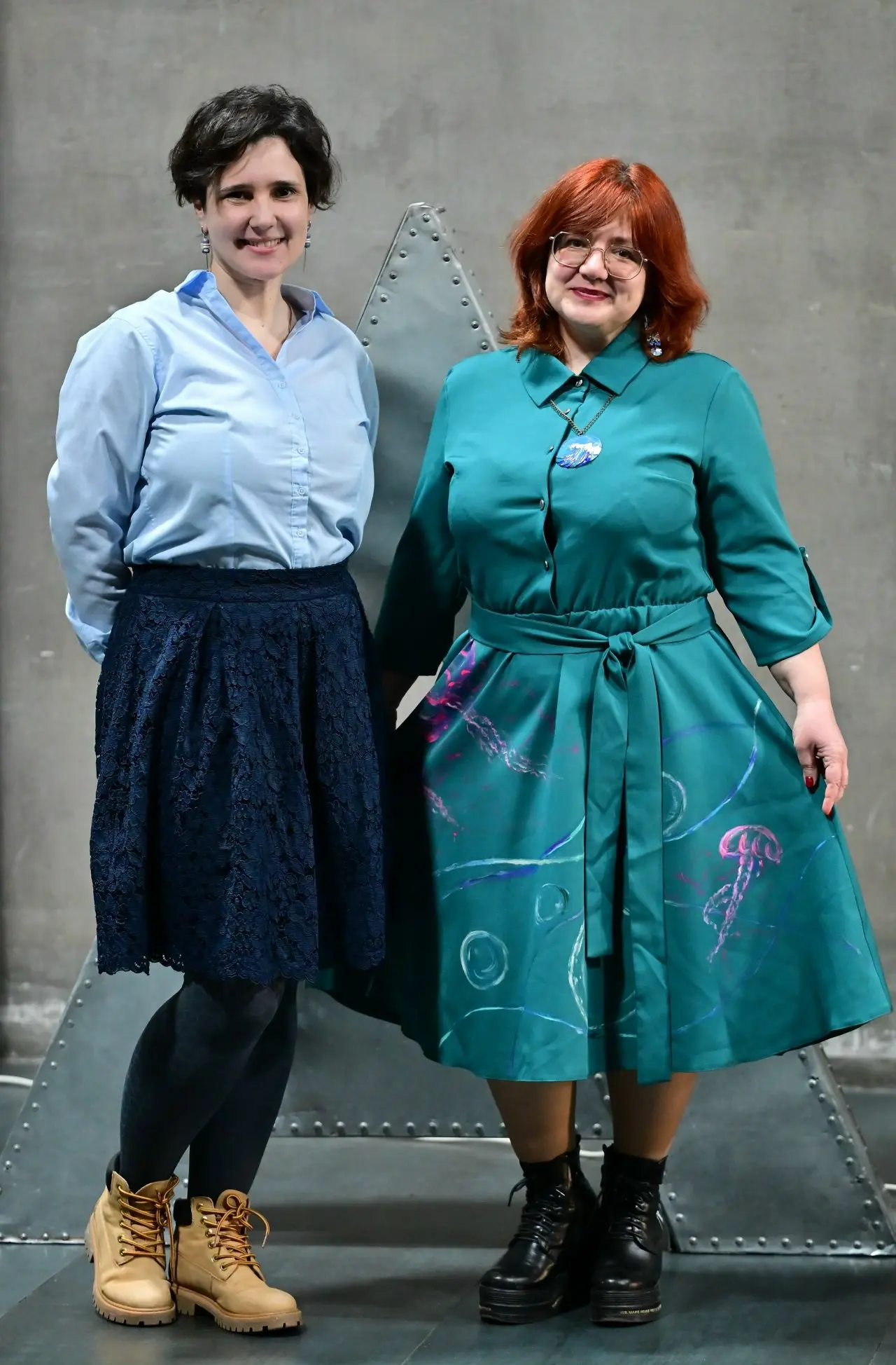 Блогер Мария Иншакова пришла на #ВКУЛЬТ с подругой-художником, которая была одета в платье с принтом собственного авторства | Сетка — социальная сеть от hh.ru