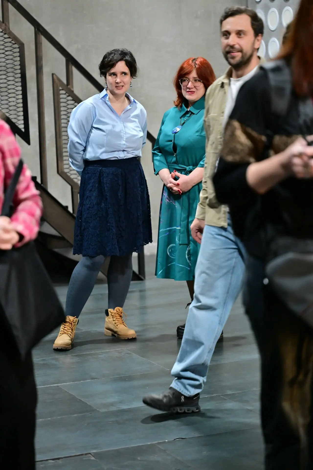 Блогер Мария Иншакова пришла на #ВКУЛЬТ с подругой-художником, которая была одета в платье с принтом собственного авторства | Сетка — социальная сеть от hh.ru