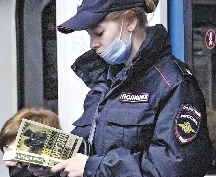 Писатель Александр Александровский подсказал, что моему новому каналу уже год!
Наверное, нужно найти какую-то открытку. Но лучше, выложу фото, ставшее мемом | Сетка — социальная сеть от hh.ru