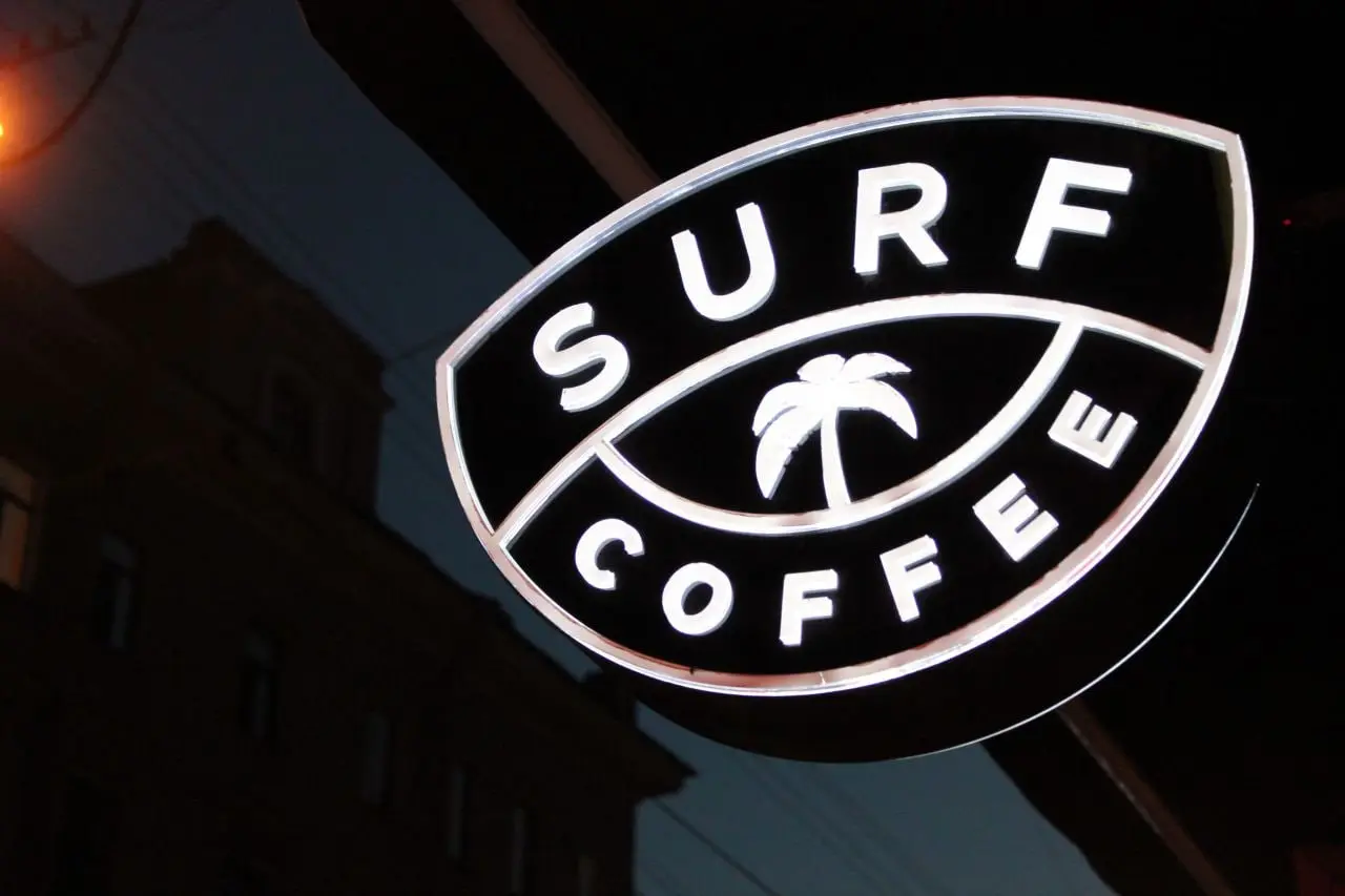 Surf Coffee. Архитектура бизнеса (2/3)
Если убрать эмоции и посмотреть на Surf Coffee как на бизнес, становится видно интересную архитектуру.
🔵 Во-первых, бренд изначально строился вокруг чёткой идеи | Сетка — социальная сеть от hh.ru