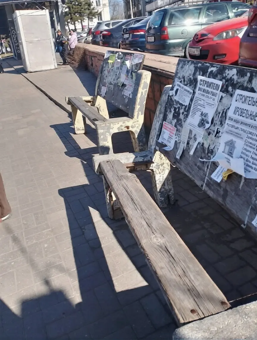 Остановка «Юзовский пассаж» на Золотом Кольце. Досок на этих лавочках нет уже 5....6....7  лет. Неужели город Донецк две доски найти не может??? | Сетка — социальная сеть от hh.ru