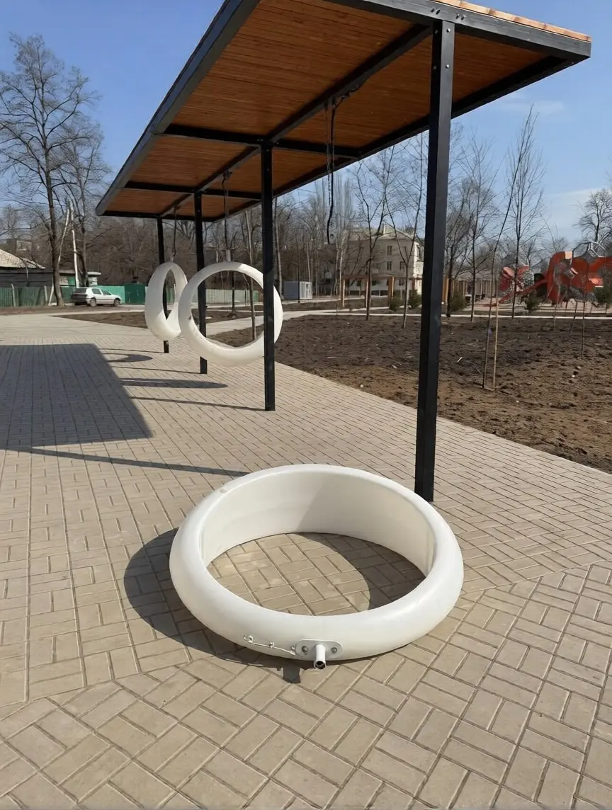 Сломанные качели в парке "Энергетиков" в Будённовском районе Донецка | Сетка — социальная сеть от hh.ru