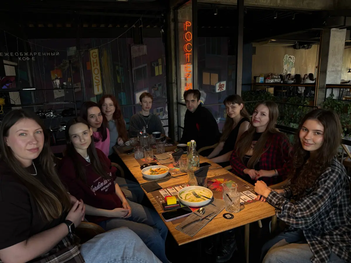 14/03/26
В этот солнечный день вайбово посидели дружной компанией!
Обсудили:
— мастер-классы по ремувкам
— мультидизайн
— железодефициты
— кринжовые рилсы про семейство овощей 🥒
— сложности работы с з... | Сетка — социальная сеть от hh.ru