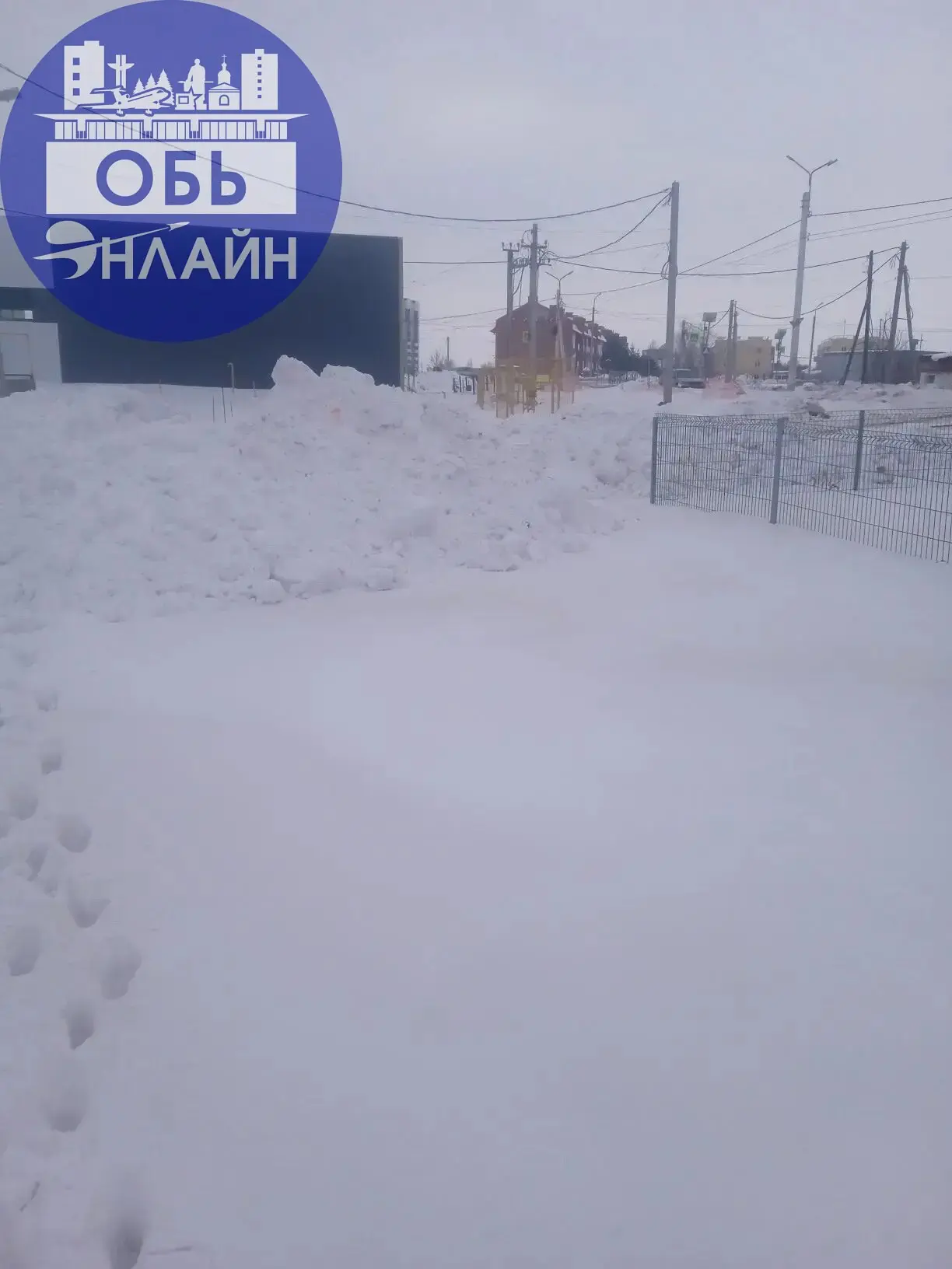 ↗ Здравствуйте! Подскажите пожалуйста а это все добро кто будет убирать ? Первые два фото по улице Рабочая где детская площадка. Сейчас это все начнет таять пойдет в огород | Сетка — социальная сеть от hh.ru