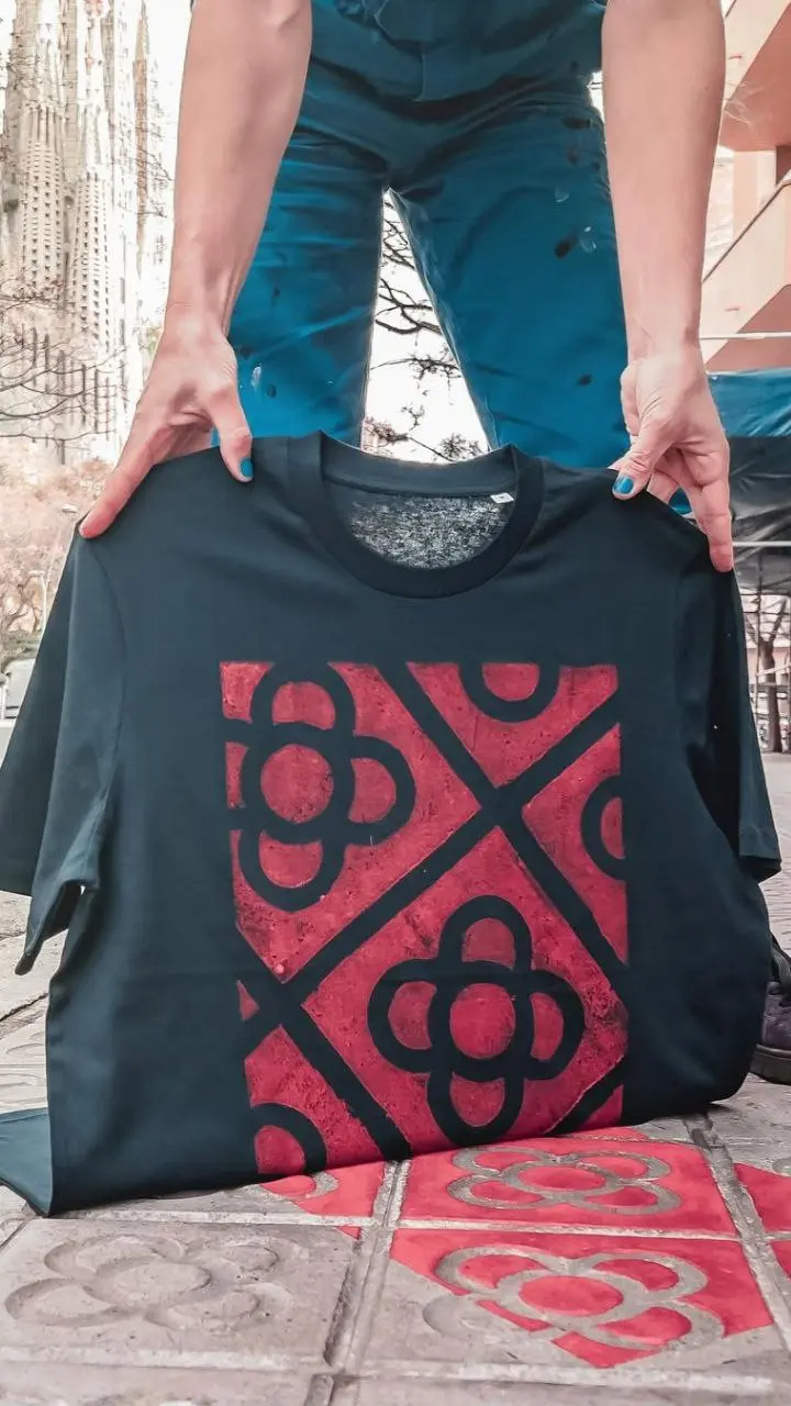 Если сувениры с символикой города, то только такие
Совсем недавно в рамках консультации обсуждали, что при желании сделать визуальную привязку к городу в дизайне упаковки не стоит брать какие-то типич... | Сетка — социальная сеть от hh.ru