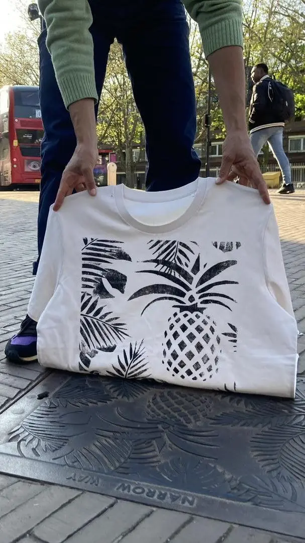 Если сувениры с символикой города, то только такие
Совсем недавно в рамках консультации обсуждали, что при желании сделать визуальную привязку к городу в дизайне упаковки не стоит брать какие-то типич... | Сетка — социальная сеть от hh.ru