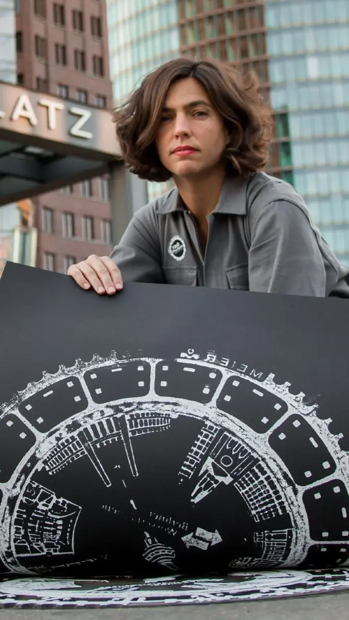 Если сувениры с символикой города, то только такие
Совсем недавно в рамках консультации обсуждали, что при желании сделать визуальную привязку к городу в дизайне упаковки не стоит брать какие-то типич... | Сетка — социальная сеть от hh.ru