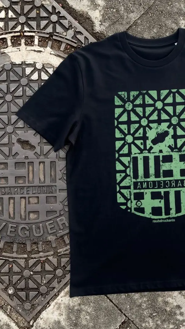 Если сувениры с символикой города, то только такие
Совсем недавно в рамках консультации обсуждали, что при желании сделать визуальную привязку к городу в дизайне упаковки не стоит брать какие-то типич... | Сетка — социальная сеть от hh.ru